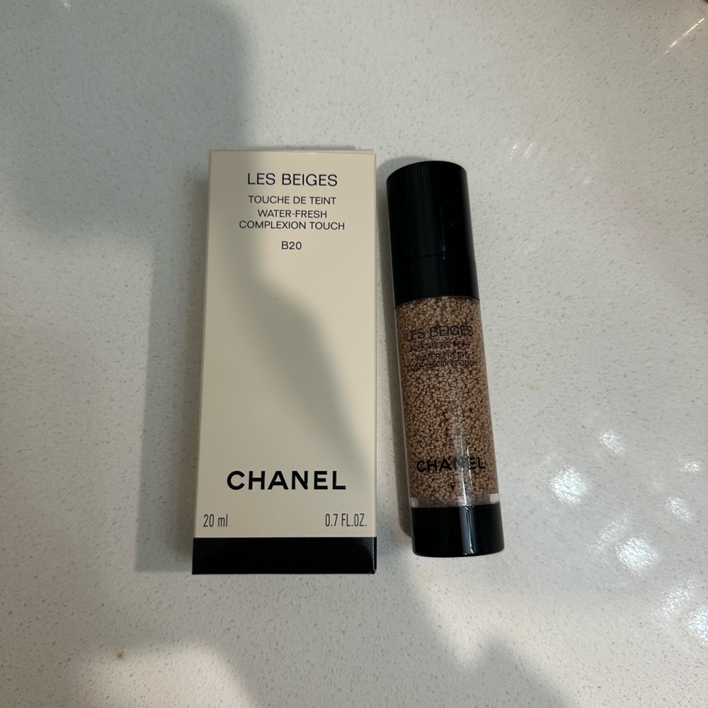 CHANEL Les Beiges Water-Fresh Complexion Touch B20